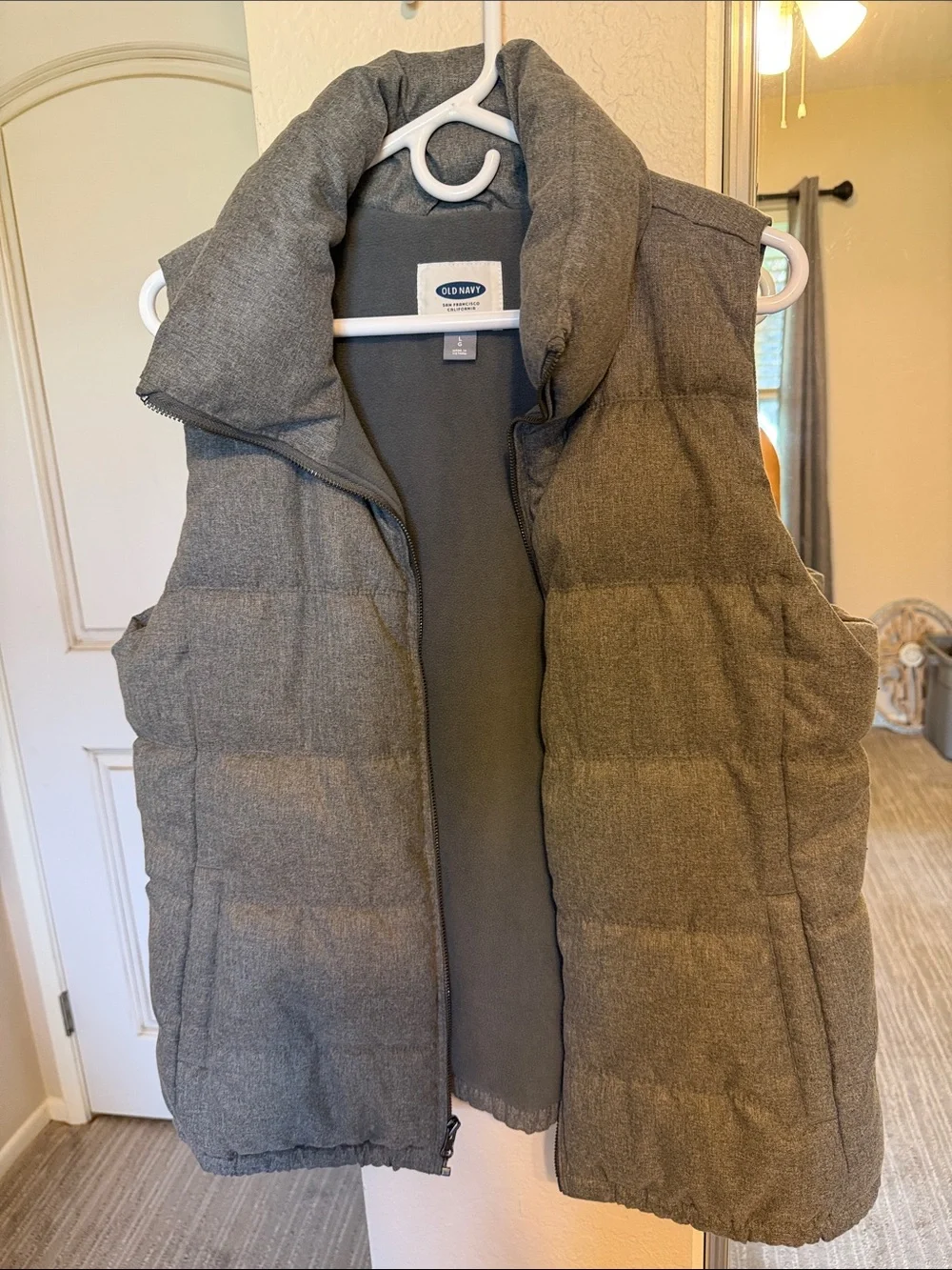 Old Navy women’s Heather Gray Quilted Puffer Vest